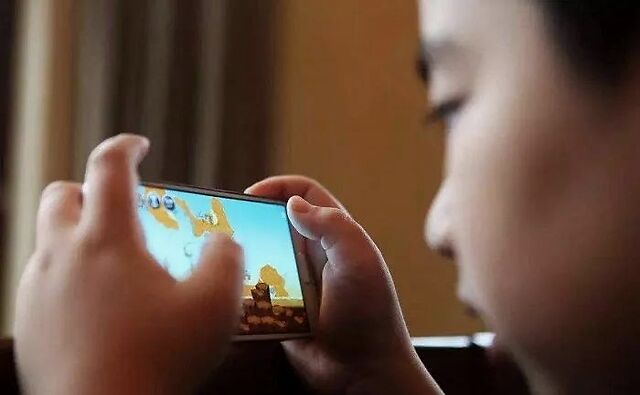 孩子上网玩游戏有手机瘾_小朋友网瘾玩手机怎么办_网瘾对孩子的危害