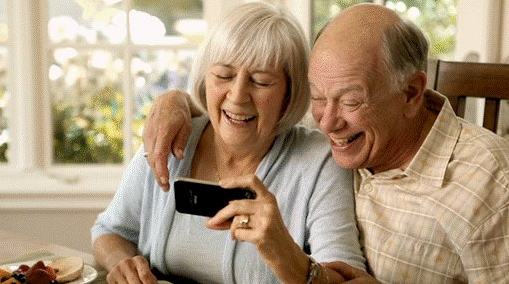 老人玩游戏用手机还是平板好_老年人打游戏用什么手机好_用老年手机玩游戏
